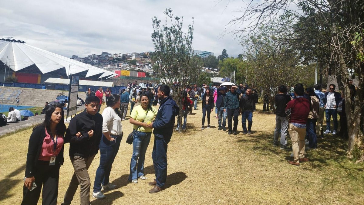 Evacuación. Alumnos y profesores de la Escuela Politécnica Nacional fueron evacuados por la emergencia registrada en el sector.