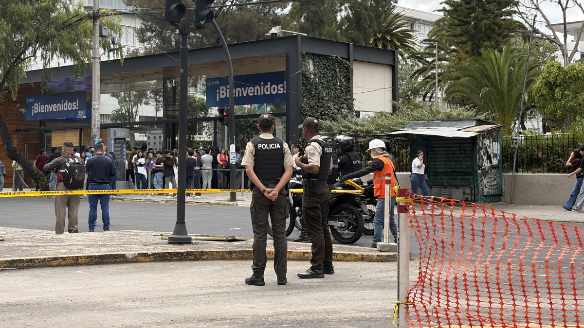 Hombres de la Policía llegaron hasta el lugar para verificar la alerta.