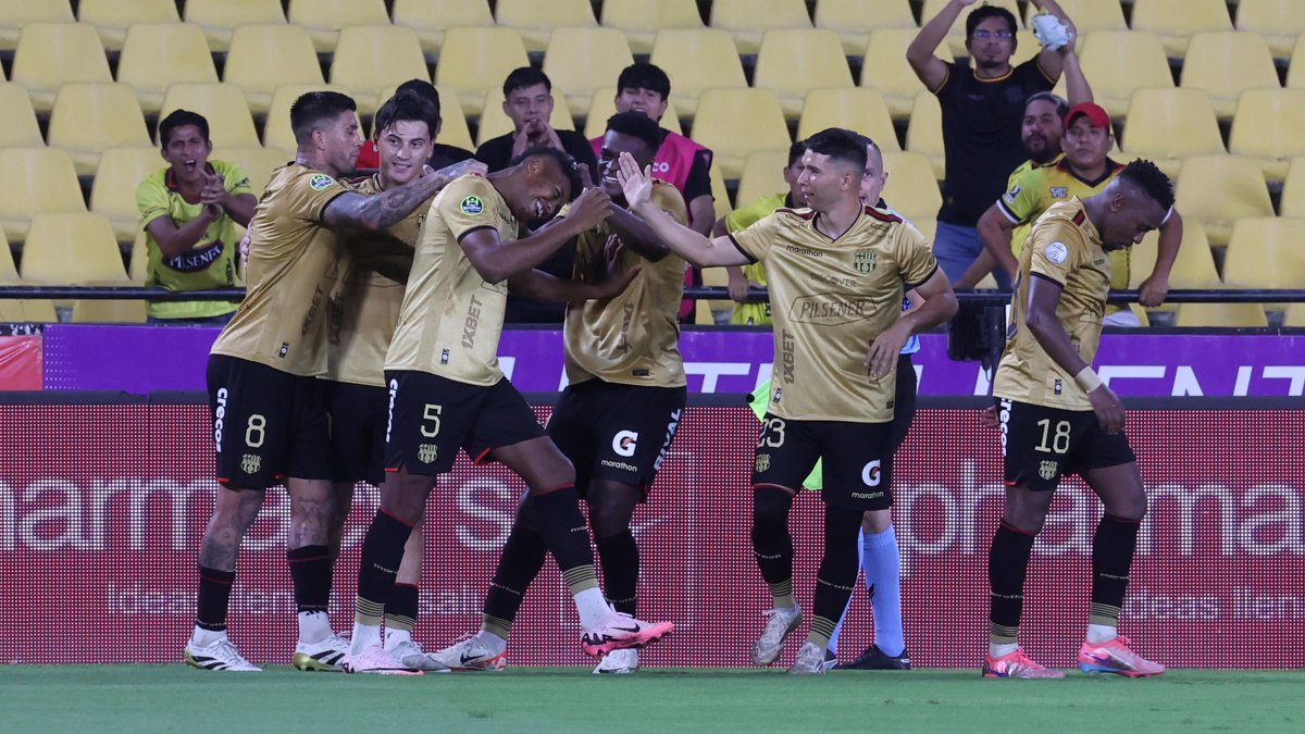 La plantilla del Barcelona SC festeja un gol en el estadio Monumental de Guayaquil.
