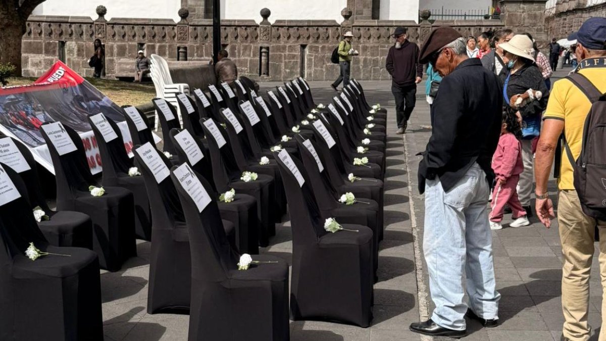 Personas leen los nombres colocados en las sillas negras, símbolo de los pacientes renales que necesitan tratamientos de diálisis y de quienes han perdido la vida.