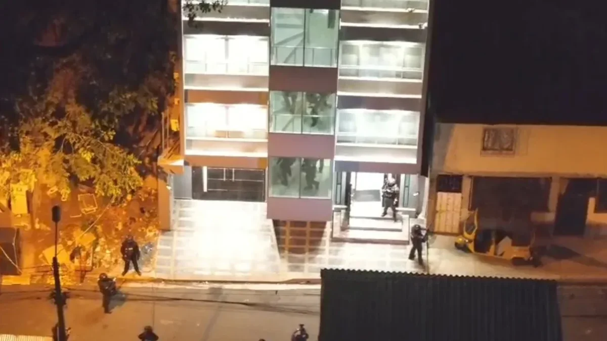 El edificio intervenido en el Guasmo Sur cuenta con piscina en la terraza, parrilla y acabados de alto costo.