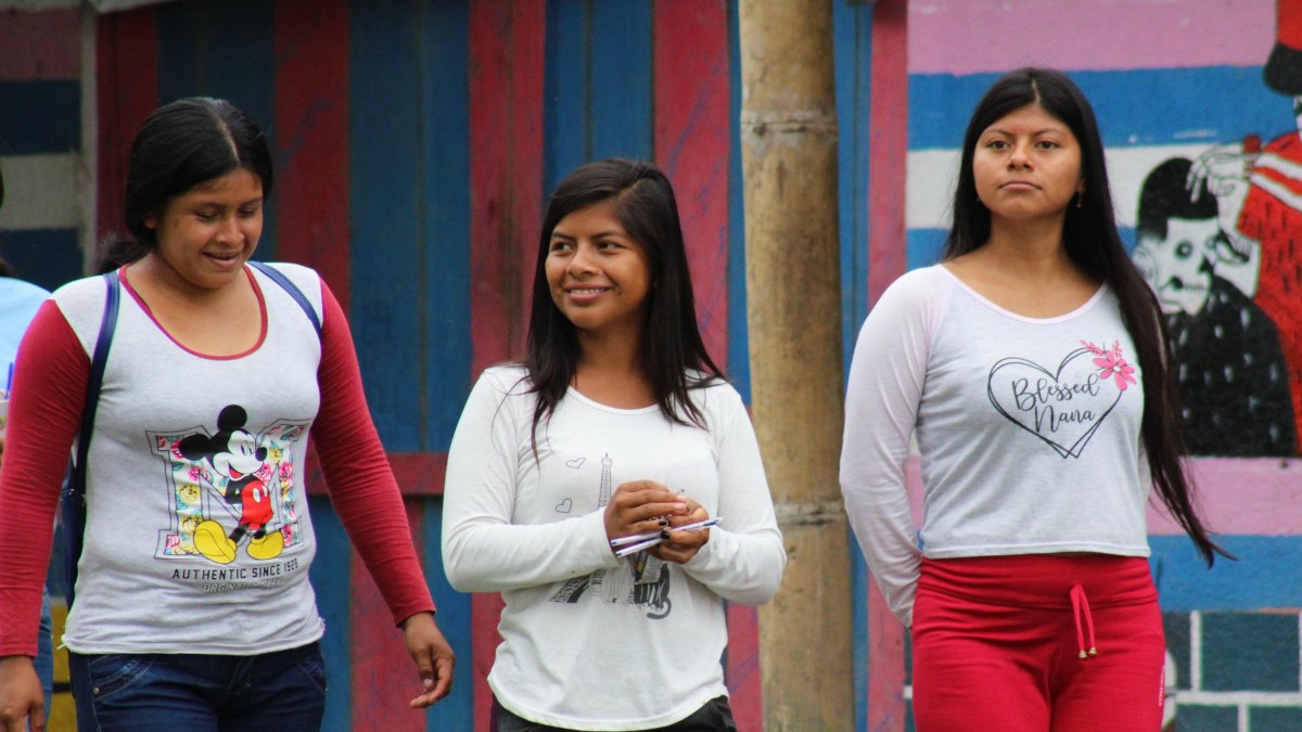 Convivencia. Jóvenes Chachis caminan por su comunidad, frente al desafío de mantener viva su lengua.