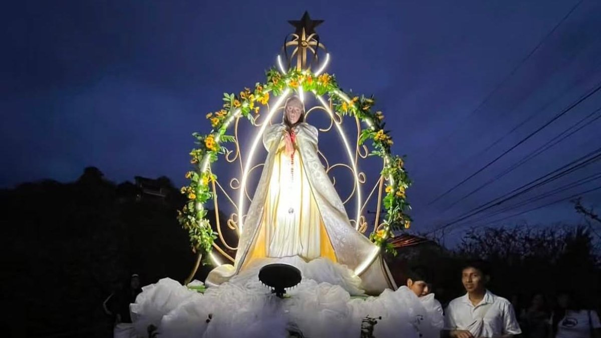 La imagen de la Virgen María en la advocación de Blanca Estrella de la Mar en su recorrido de los peregrinos
