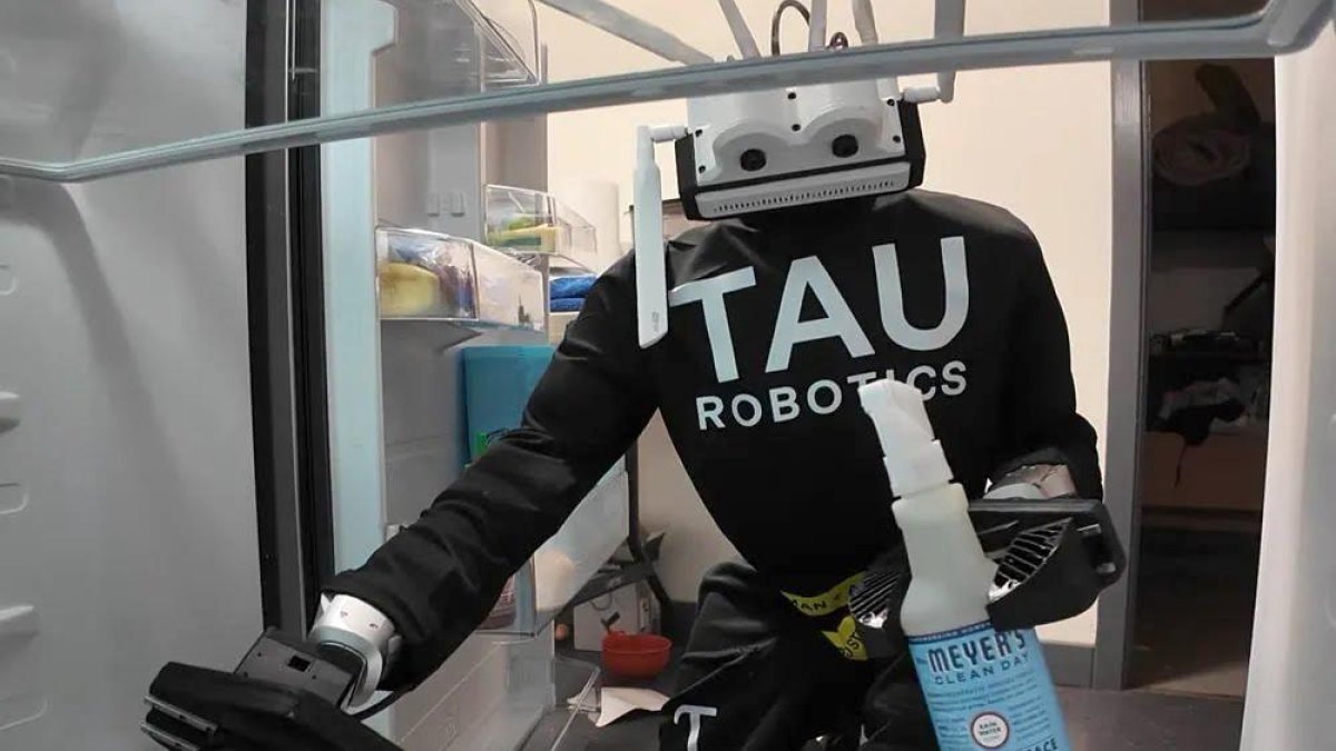 Fotografía tomada de la página oficial de Tau Robotics que muestra un robot de limpieza de una empresa.