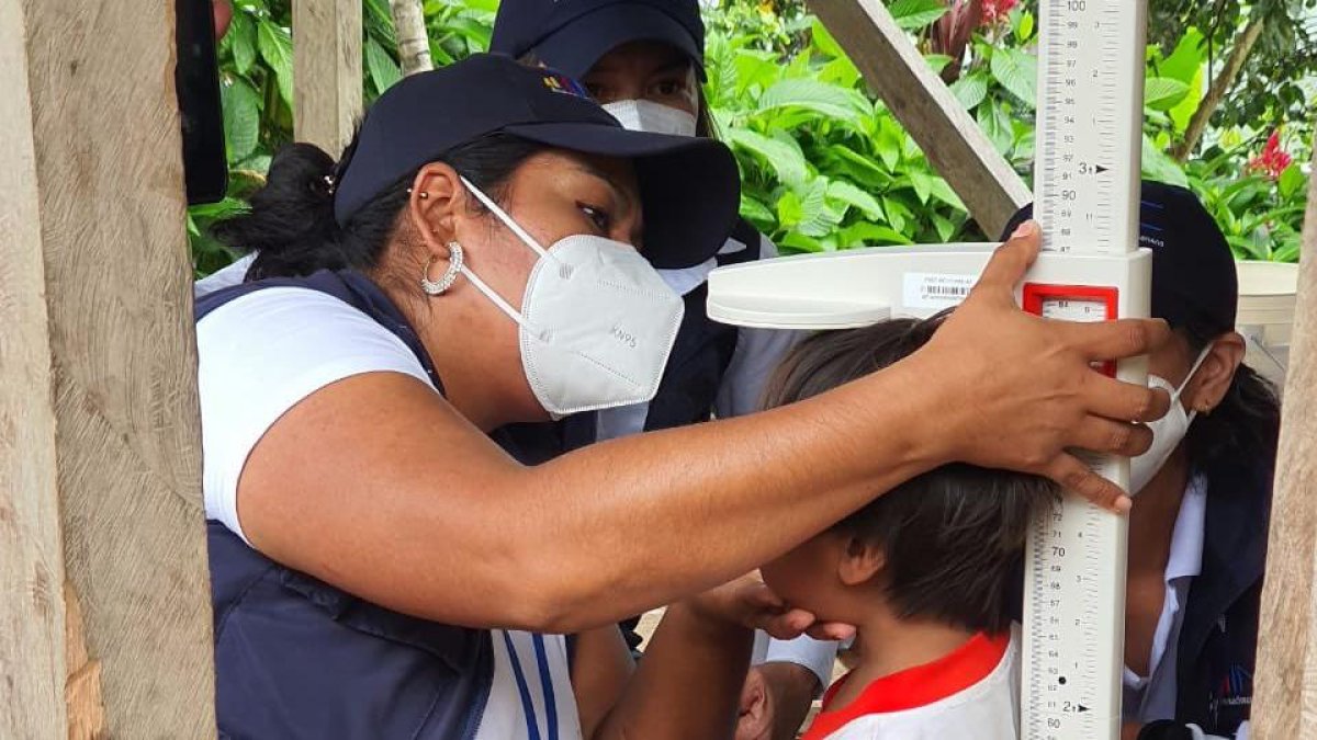 Personal del INEC realiza mediciones a un niño durante la Encuesta Intercensal en Limón Indanza, Morona Santiago.|