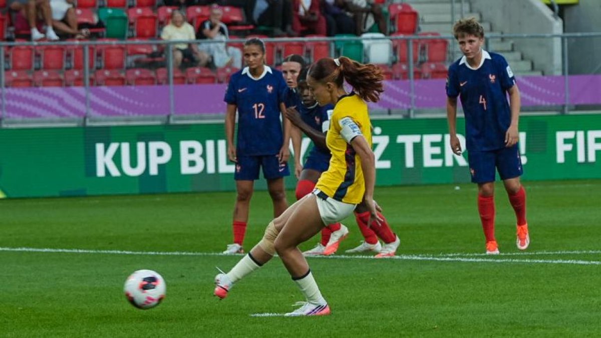 Fiorella Pico hizo el gol de penal en el primer tiempo para Ecuador.