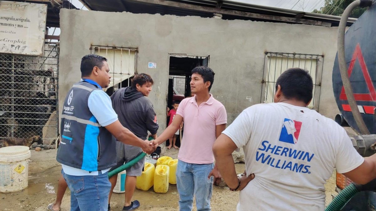 Los pobladores esperaron a los tanqueros para abastecerse del agua potable