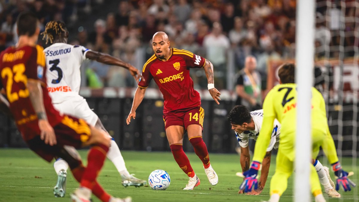 AS Roma enfrenta a Fenerbahce en la Champions League.