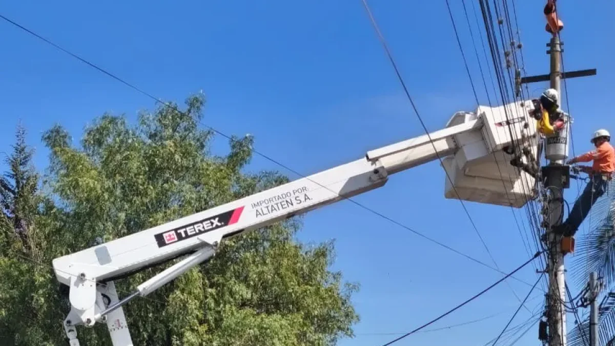 Personal de la EEQ realiza trabajos correctivos para restablecer el servicio eléctrico en el norte de la ciudad.