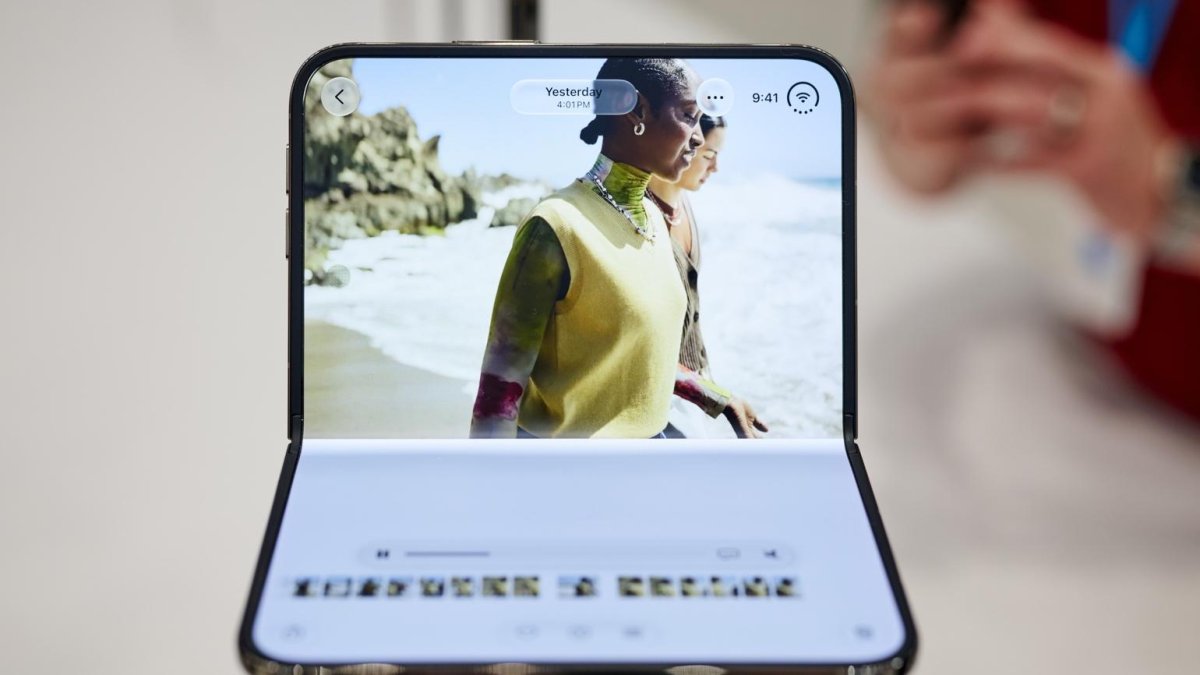 El iPhone Duo plegable de Apple se presentó durante un evento especial de Apple en el Teatro Steve Jobs en Apple Park en Cupertino, California.