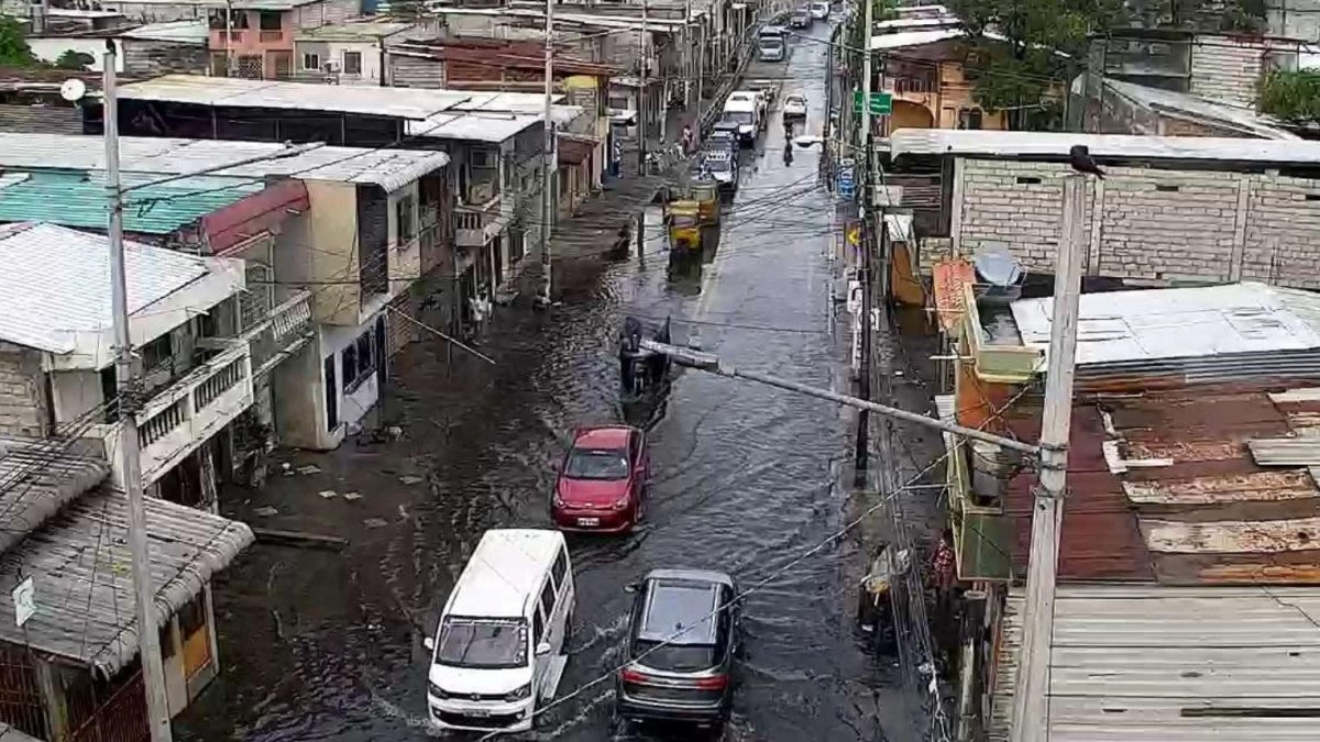 Guayas está entre las provincias de la Costa que podrían registrar precipitaciones y crecidas de cuerpos de agua. En Guayaquil la situación se ha agravado por la marea alta.