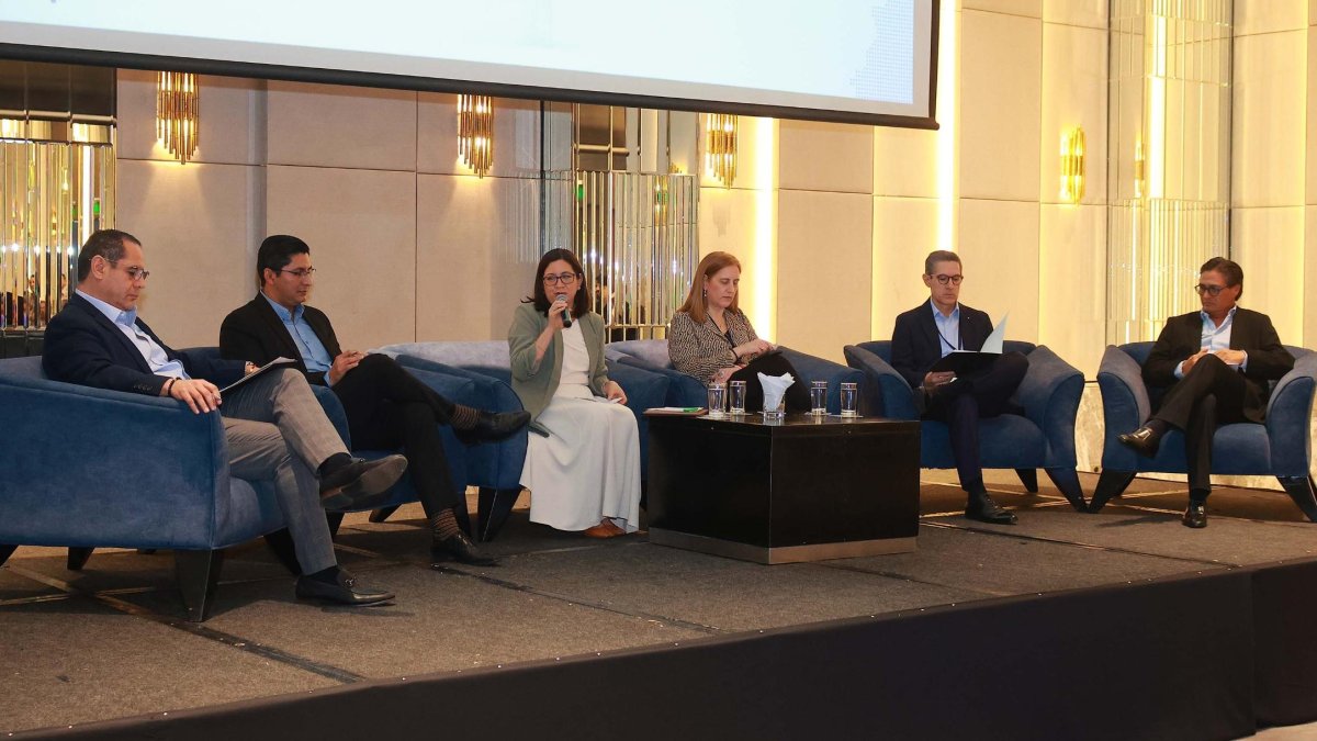 Representantes de los sectores bananero, asegurador, legal, público y de la construcción participaron en el foro realizado en Guayaquil.