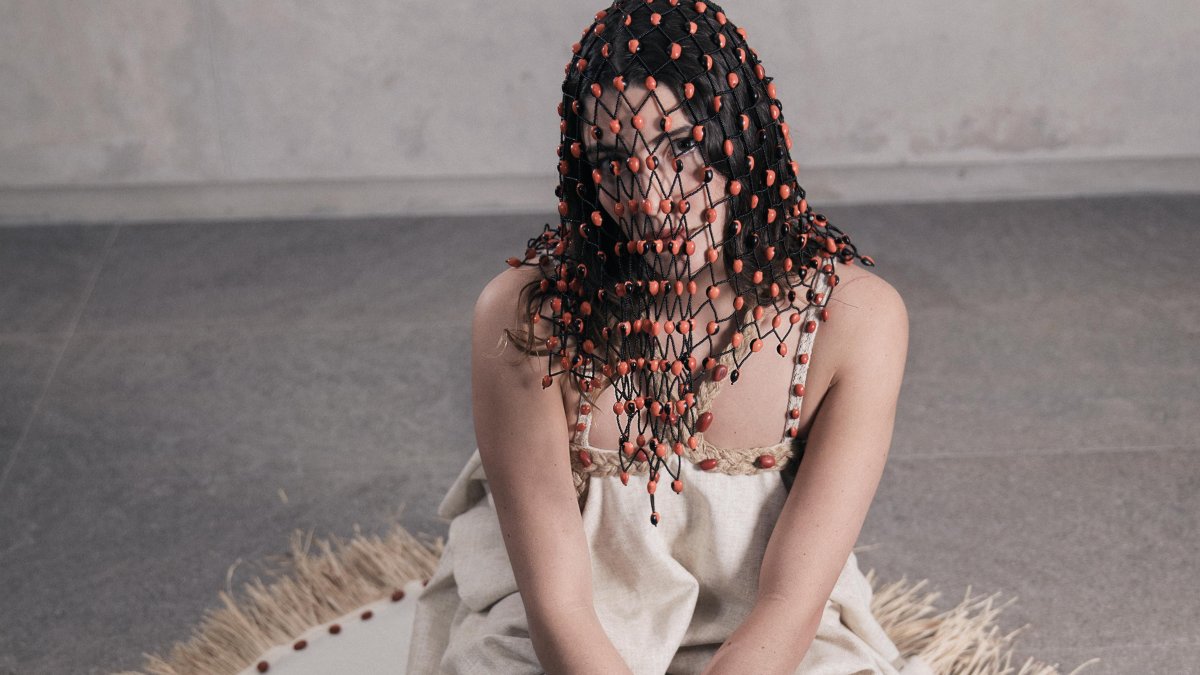 HAKHU regresa al NYFW tras su debut histórico en 2023, cuando se convirtió en la primera marca amazónica ecuatoriana en pisar ese escenario.