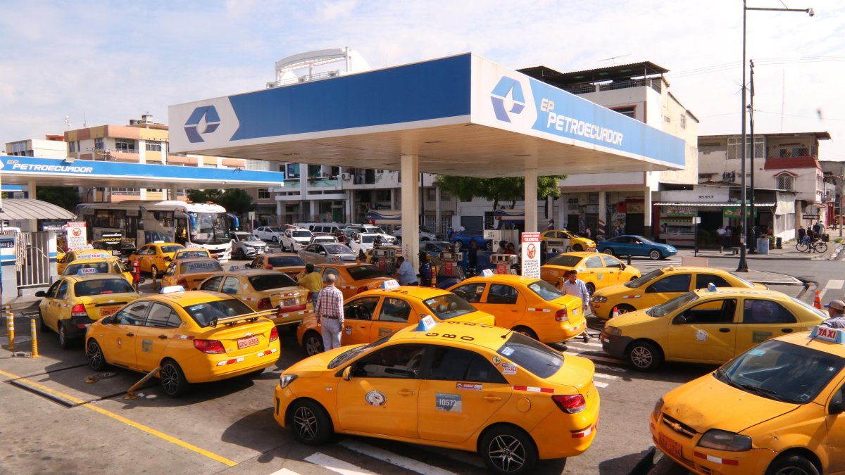 Un grupo de taxis hacen fila para poner combustible en una gasolinera en Guayaquil.