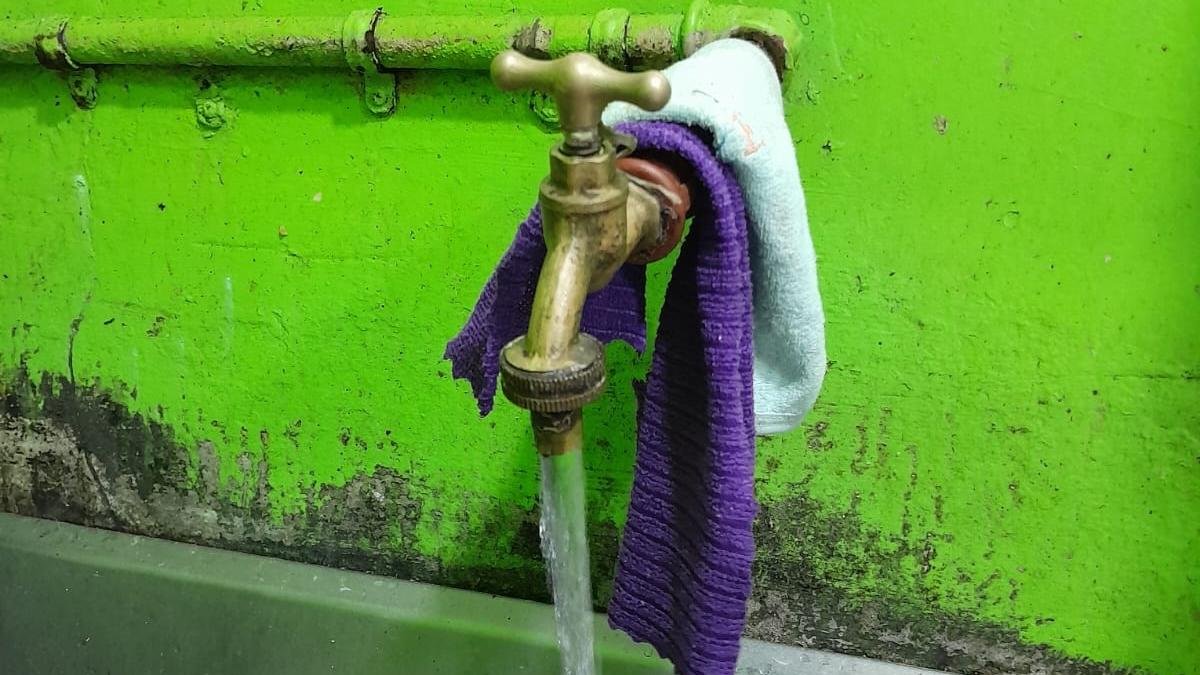 Interagua informó que el suministro de agua potable se restituye progresivamente en las 80 manzanas afectadas de Martha de Roldós.