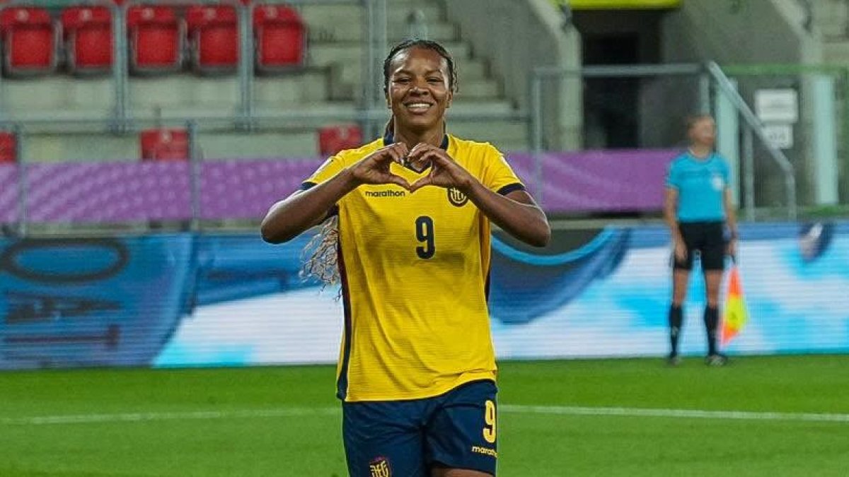 Doménica Arboleda celebra uno de sus goles con Ecuador en el Mundial Sub-20, una imagen que resume la alegría y el esfuerzo detrás de su camino en el fútbol.