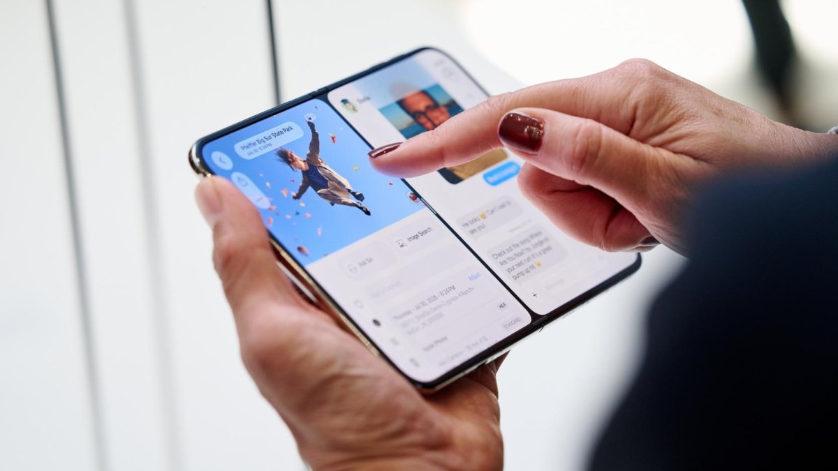 El iPhone Duo plegable de Apple se presentó durante el evento especial de Apple en el Teatro Steve Jobs en Apple Park en Cupertino, California.