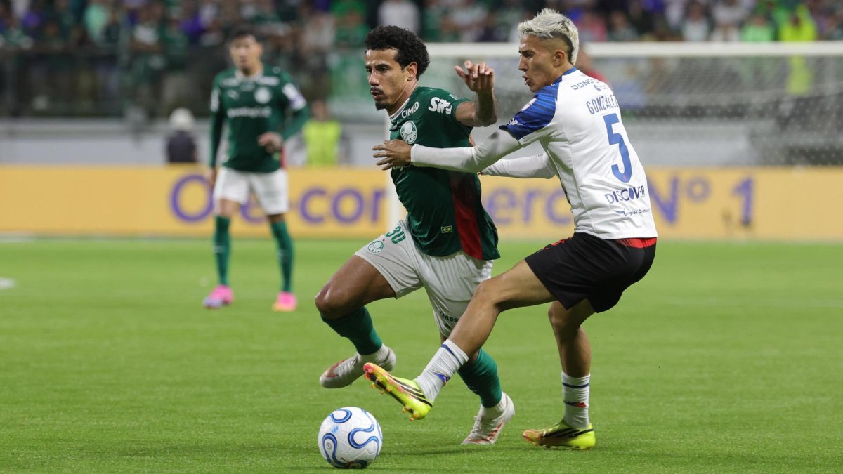 Lucas Evangelista (i) de Palmeiras disputa el balón con Sebastián González de Liga de Quito, en el duelo de Copa Libertadores.