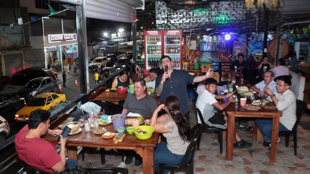 Personas comiendo y escuchando música en vivo en El Cangrejón D’Xavier, en Guayaquil.