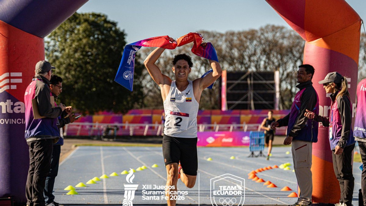 Bayardo Naranjo celebra su triunfo en los Juegos Suramericanos 2026.