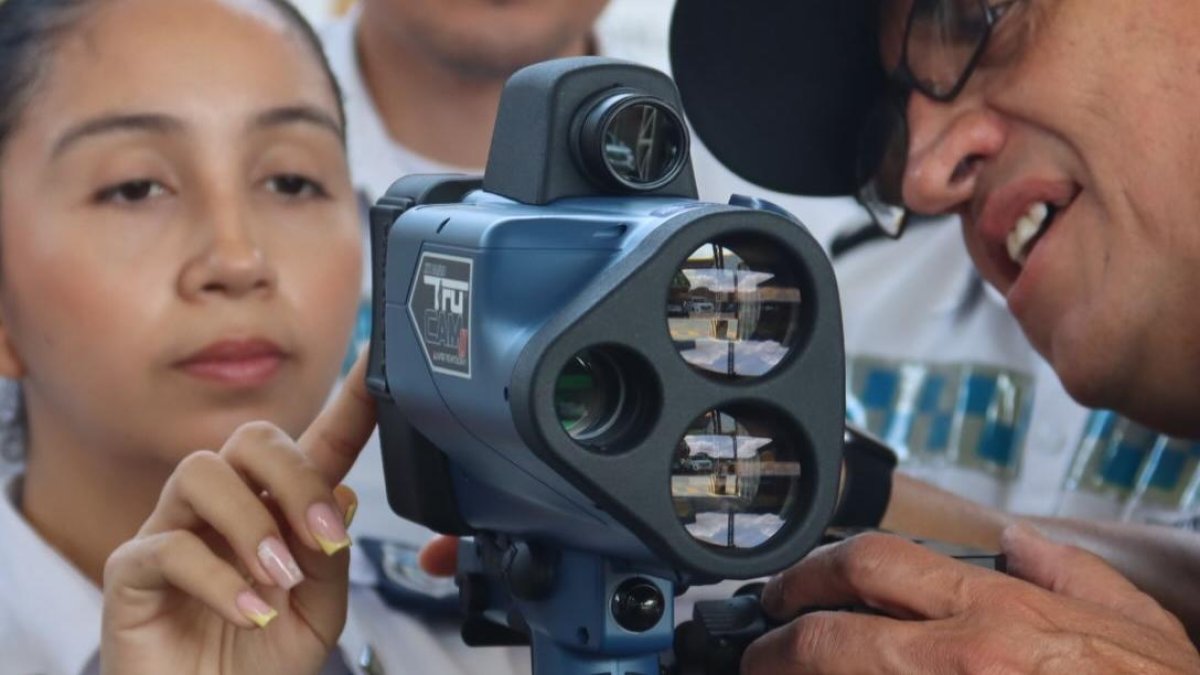 Los cinemómetros portátiles son trasladados por agentes de la ATM y utilizados en controles aleatorios de velocidad en Guayaquil.