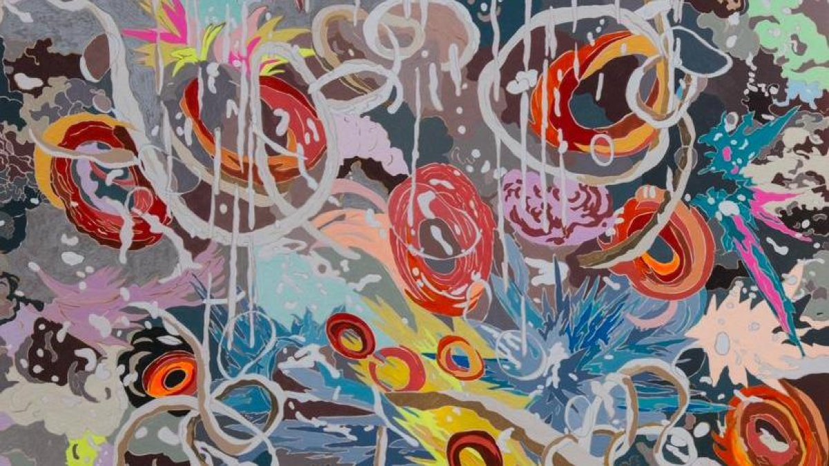 Animales, flores y otras formas orgánicas se cruzan con referencias provenientes del cómic y con composiciones abstractas en la obra de la artista.