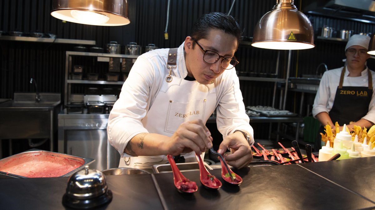 Juan Sebastián Gallardo prepara uno de los bocados del Kitchen Theater, el espacio donde los procesos de experimentación de Zero Lab ocurren frente a los comensales.