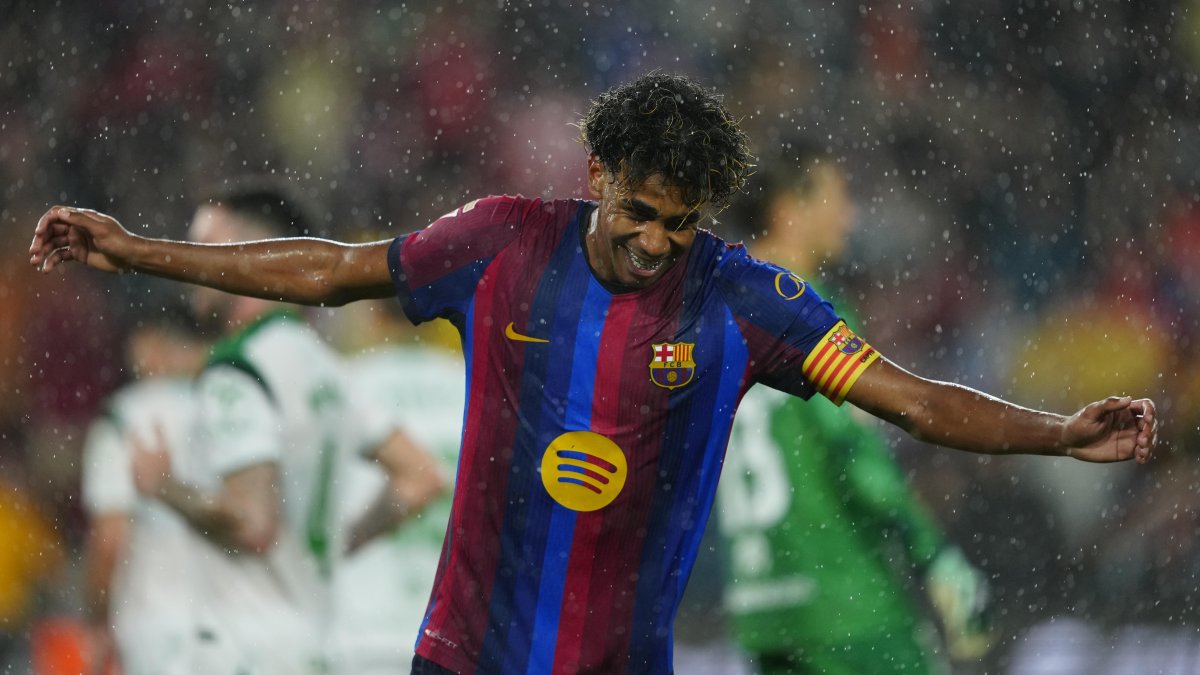 El delantero del Barcelona Lamine Yamal celebra tras marcar el 7-2, al Racing de Santander.