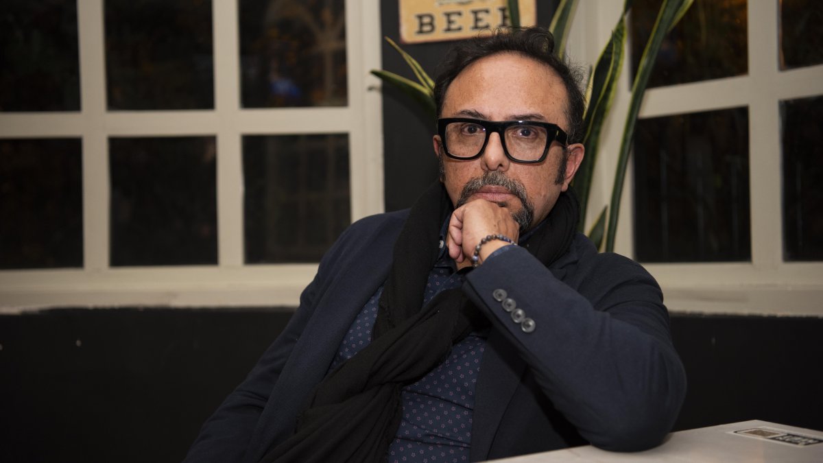 Juan Pablo Castro Rodas es doctor en Literatura Latinoamericana por la Universidad Andina Simón Bolívar y profesor en la facultad de Comunicación de la Universidad Central del Ecuador.