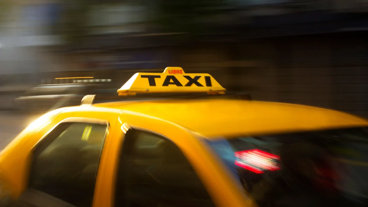 El vehículo en el que se movilizaba el taxista sufrió daños durante el siniestro registrado en La Floresta.