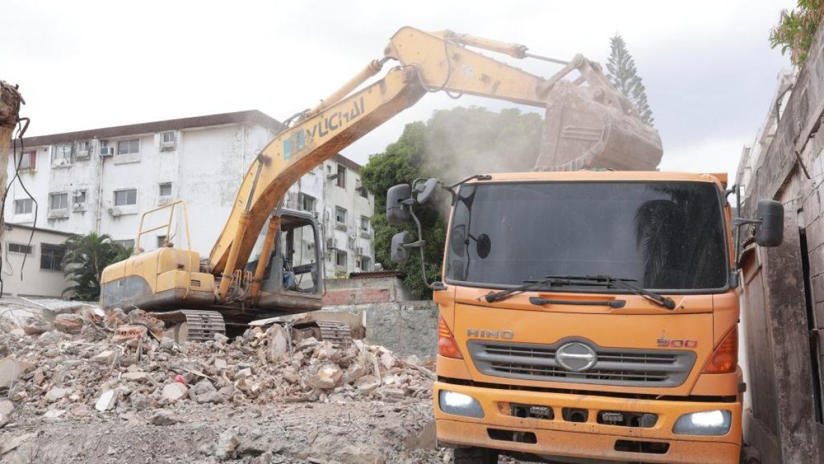 Municipio de Guayaquil notifica por retiro irregular de escombros.
