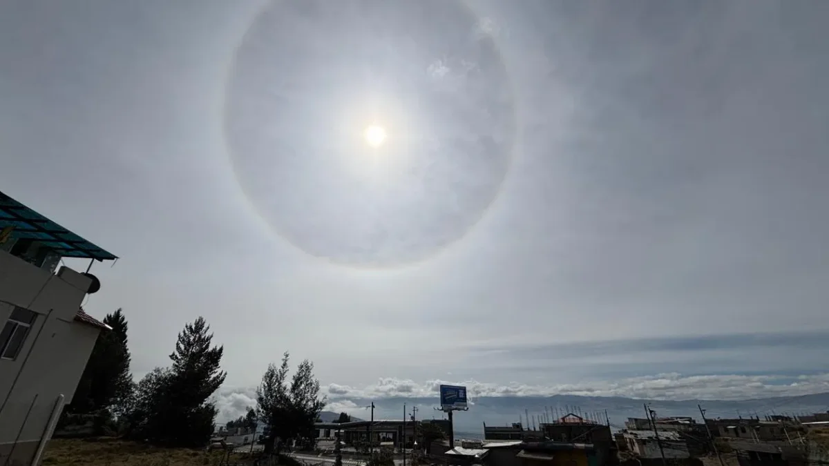 El halo solar fue visible este 24 de septiembre desde varios puntos de Quito.