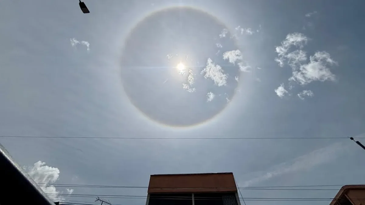 El halo solar visto desde el estadio del Aucas, este 24 de septiembre de 2026.