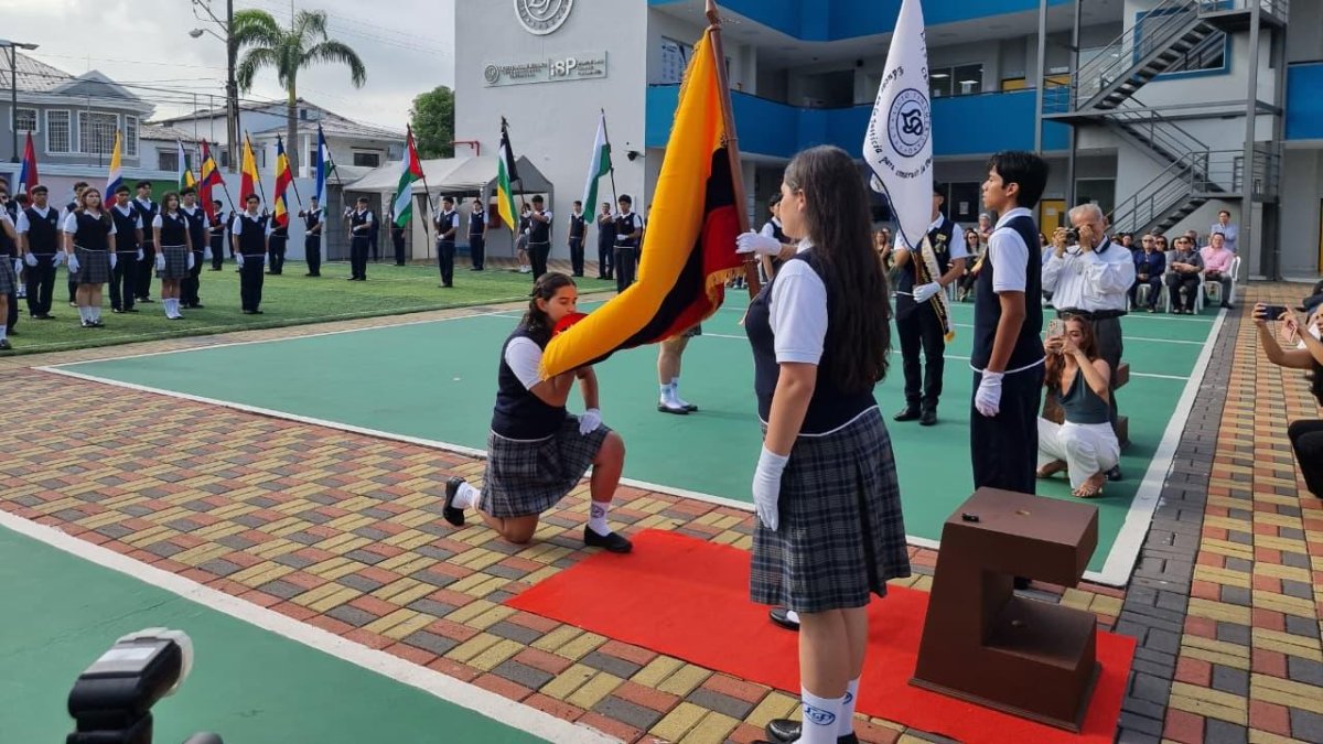 Juramento de la bandera en el colegio Liceo Panamericano Centenario