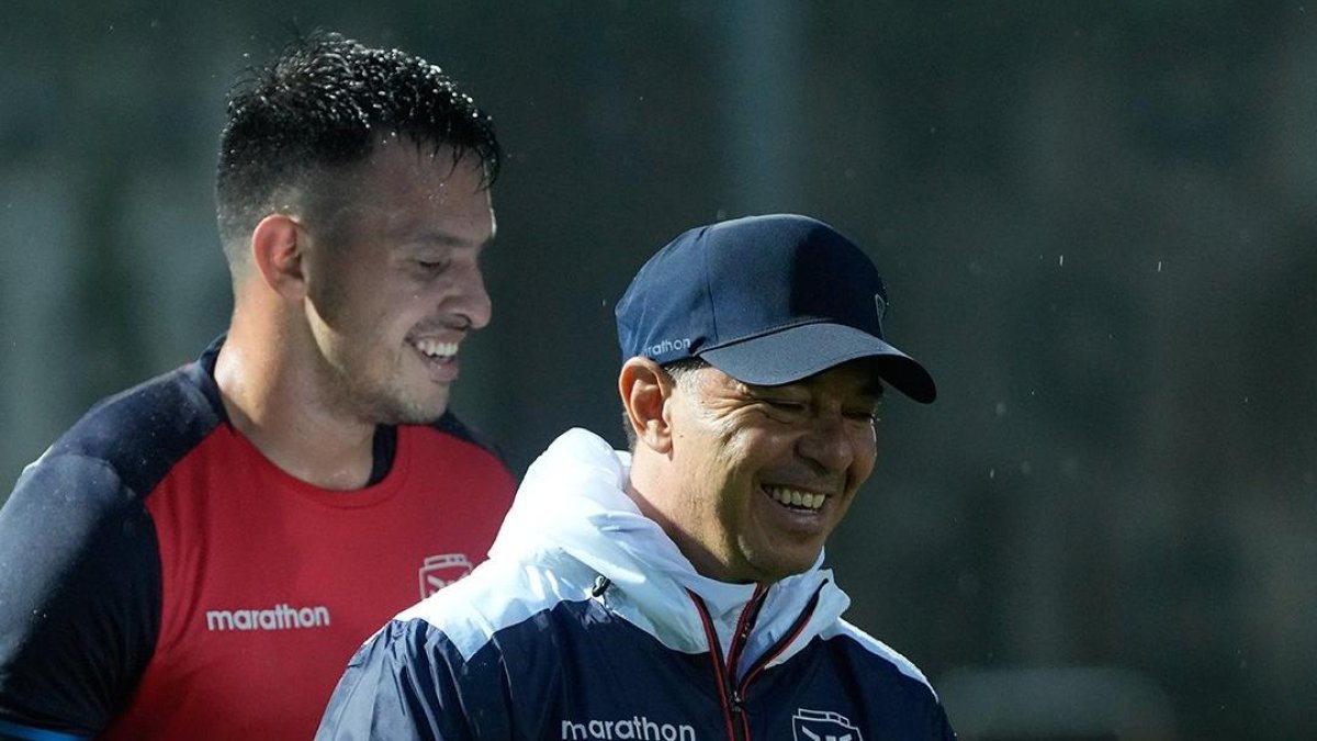 Gonzalo Valle y Marcelo Gallardo de risas en el último entrenamiento.