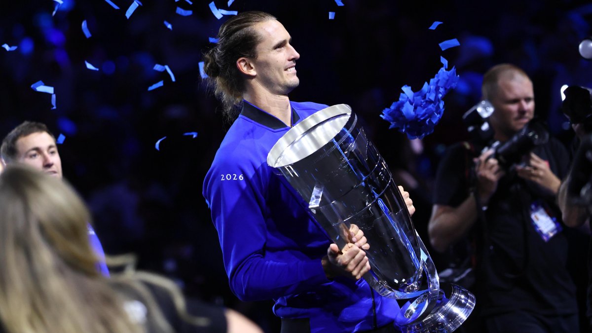 Alexander Zverev levanta la copa de campeón de la Copa Laver.