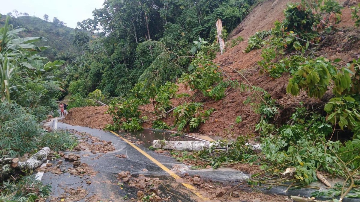Las fuertes lluvias provocaron un deslizamiento de tierra que colapsó una vía en la zona rural de Quinindé.