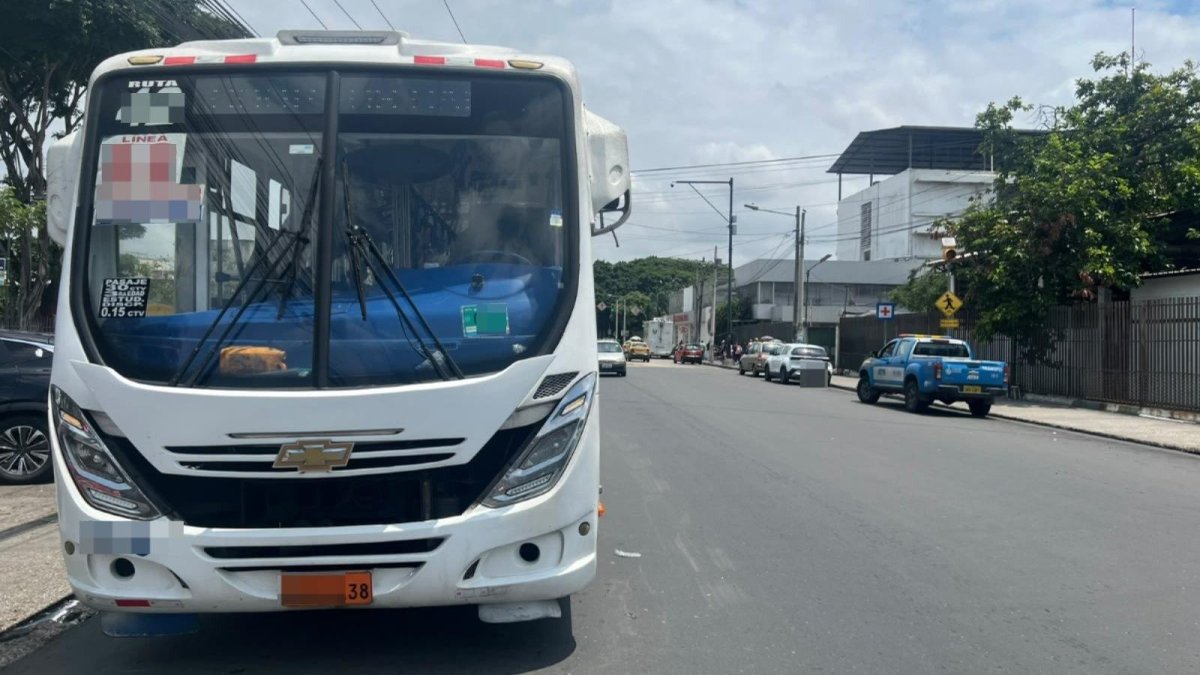 Bus se pasó el semáforo en rojo en Urdesa y la ATM lo multó con $144.