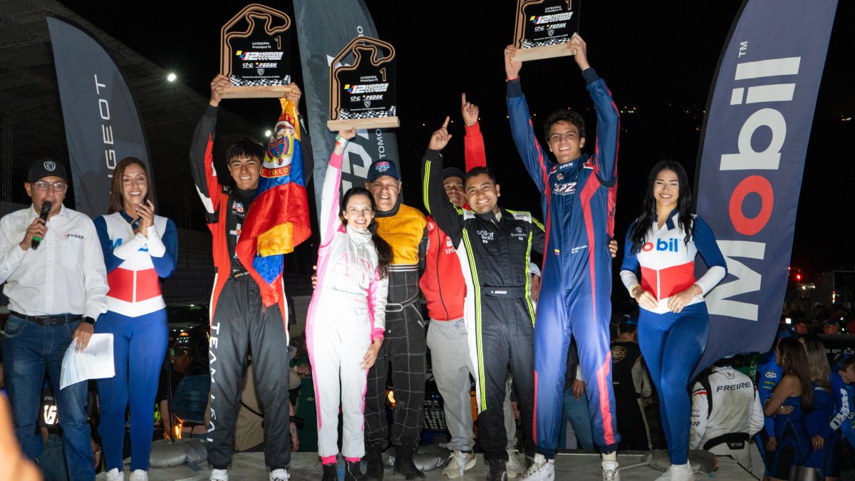 Los Ron (c), durante la premiación realizada en el Autódromo Internacional José Tobar Tobar.