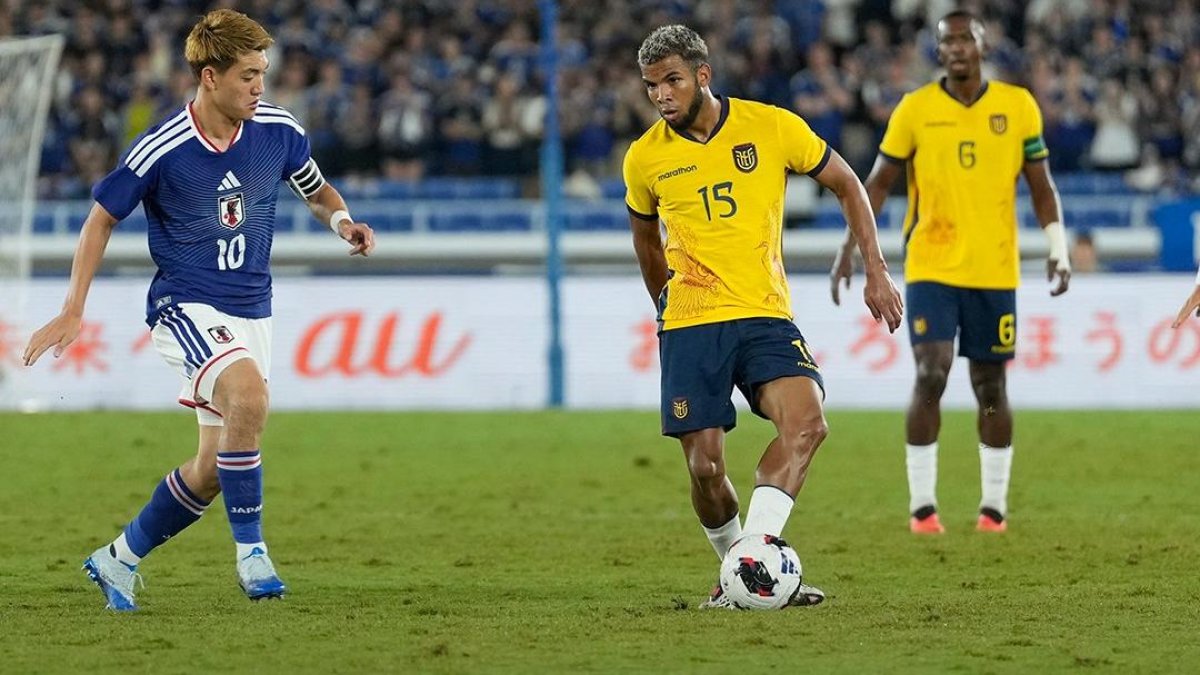 Pedro Vite estuvo en el medio campo de Ecuador ante Japón.