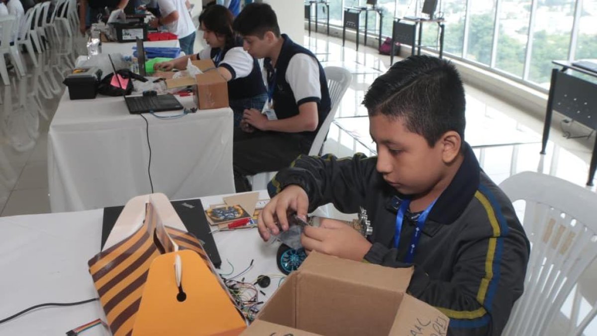 Isaac Flores, uno de los concursantes del IRO Ecuador Open 2026, participó este jueves en la jornada inaugural de la competencia.