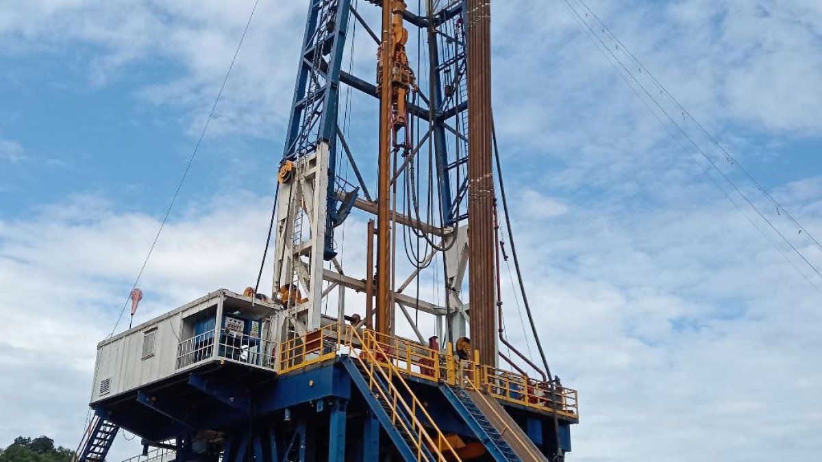 Una torre para la producción de petróleo en Ecuador.