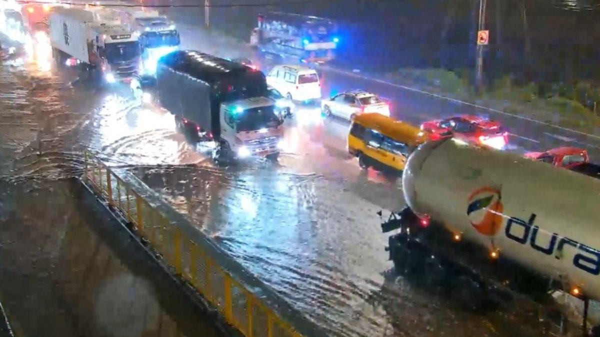 La lluvia registrada la tarde y noche del viernes 2 de octubre dejó calles anegadas y acumulación de agua en al menos 12 puntos de Guayaquil.