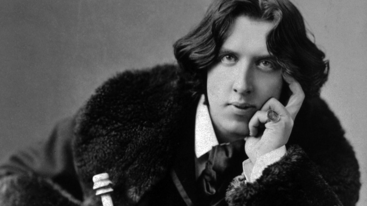 Oscar Wilde nació en 1854 y falleció en 1900. Fue periodista, escritor y poeta, y es considerado uno de los dramaturgos más destacados del Londres victoriano tardío.