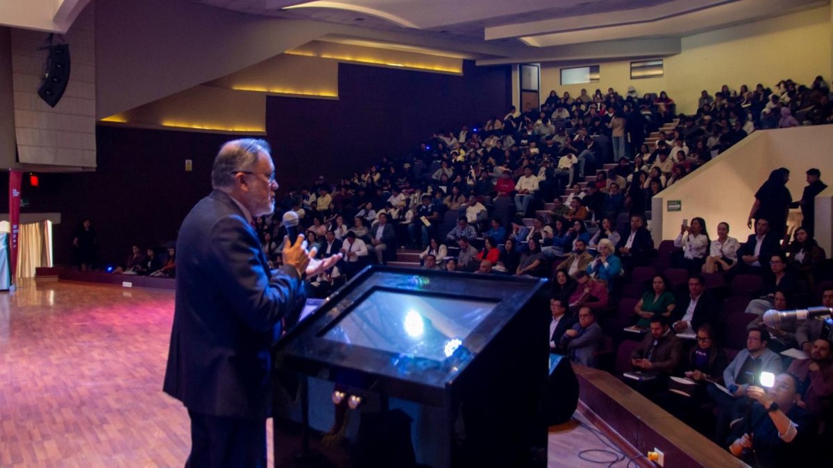 Raúl Jaramillo, director ejecutivo del INIAP, durante la apertura del primer Simposio Científico FIASA 2026, que reunió a más de 500 asistentes.