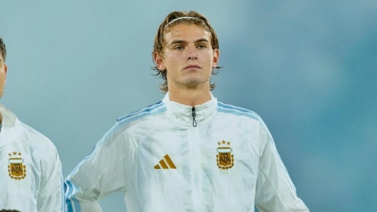 Nicolás Paz, zurdo y de buen manejo de balón, es señalado como una de las opciones para asumir el enorme desafío del 10 argentino.
