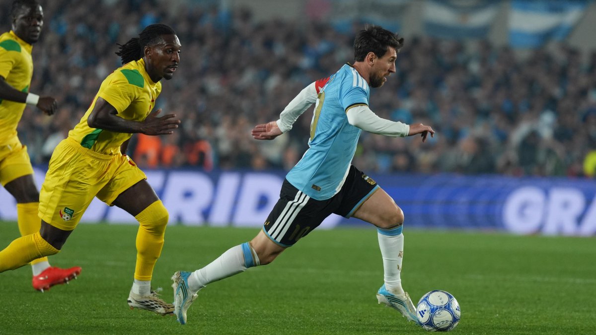 Lionel Messi de Argentina controla el balón en un partido Amistoso Internacional entre Argentina y Benín en el estadio Monumental, en Buenos Aires (Argentina).