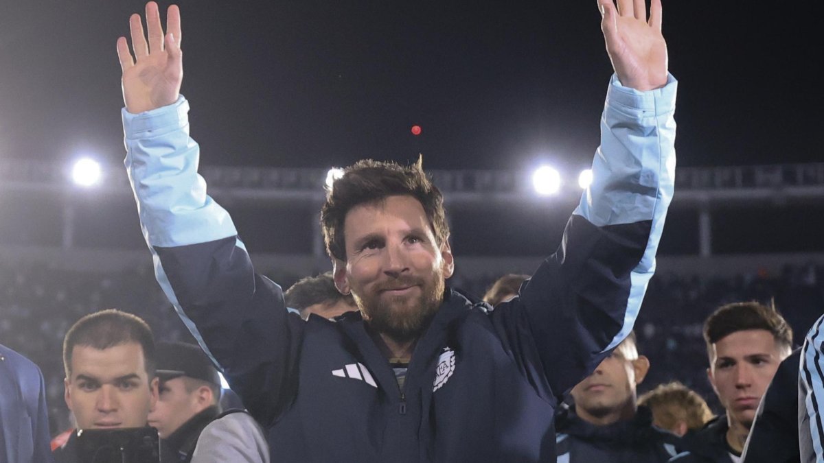 Lionel Messi de Argentina se despide de aficionados al final de un partido ante Benín en el estadio Monumental, en Buenos Aires (Argentina).