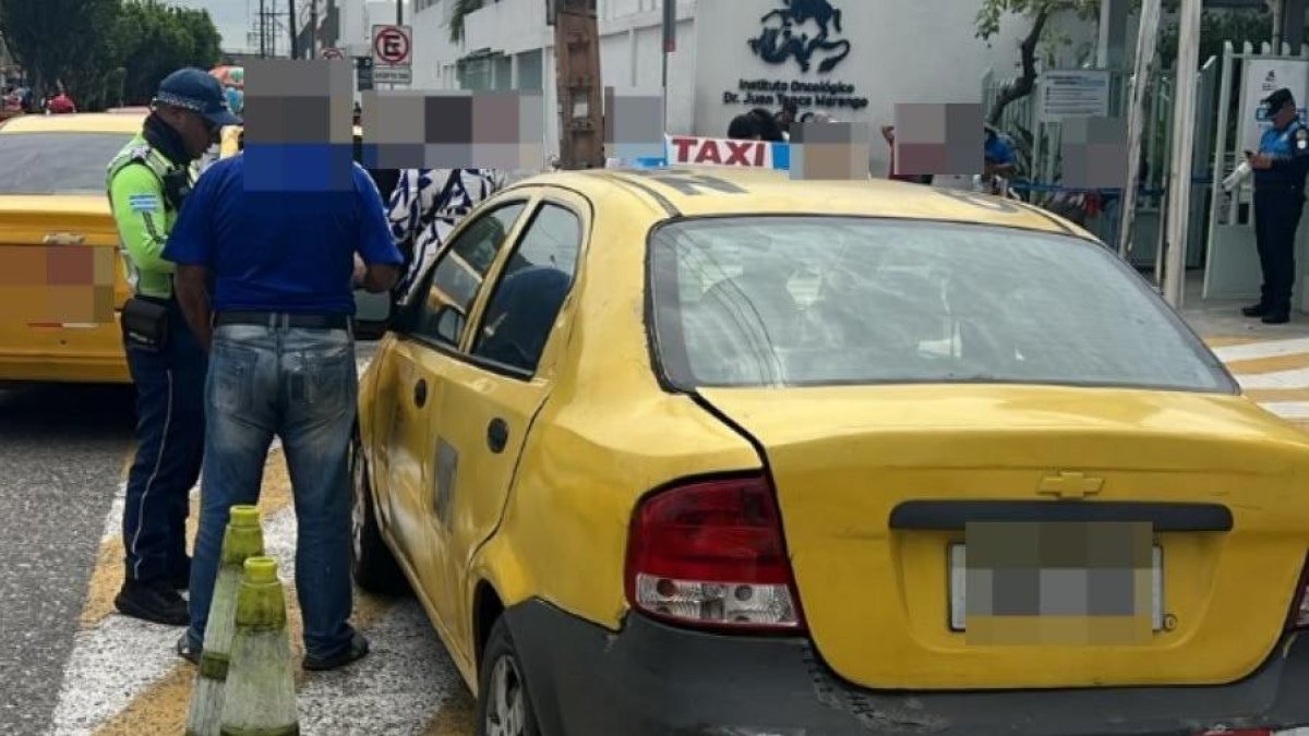 Taxi es trasladado a un centro de retención tras video viral en Guayaquil.