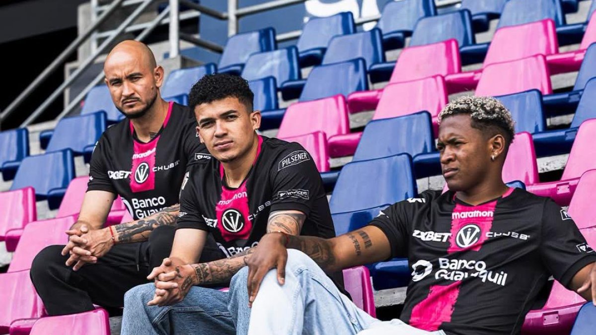 Independiente del Valle modelando la nueva camiseta 2026.